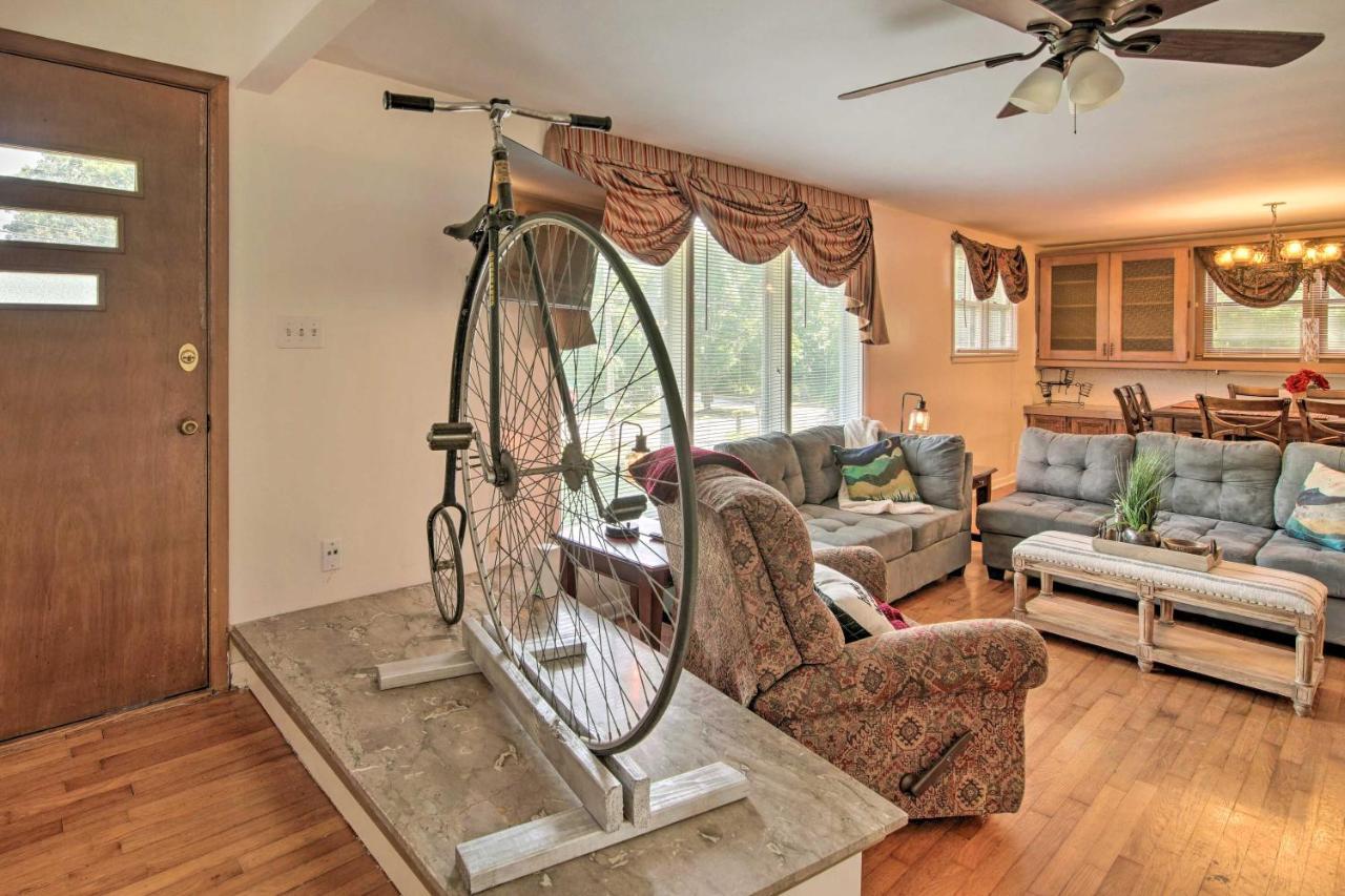 Bright Springfield Home Walk To Nature Center! Exterior photo