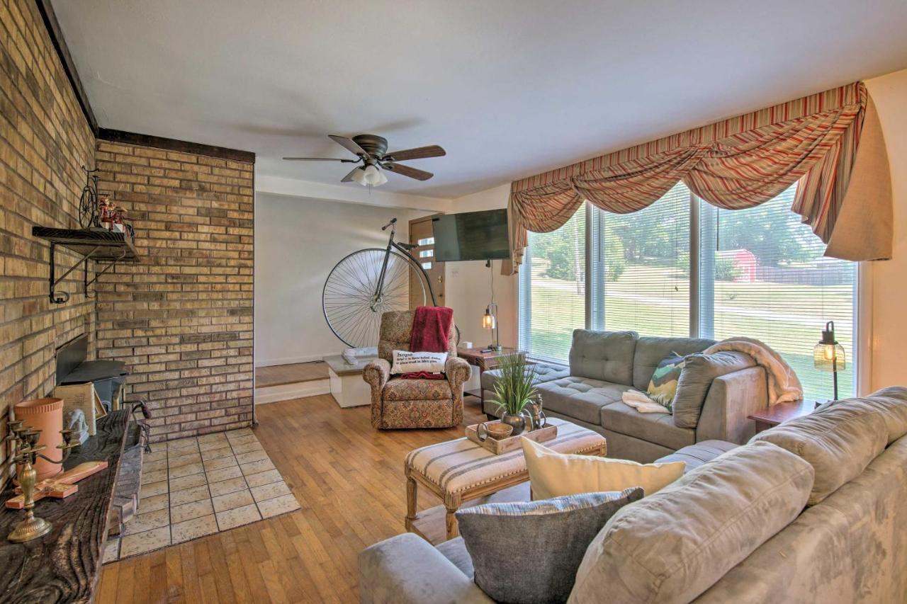 Bright Springfield Home Walk To Nature Center! Exterior photo