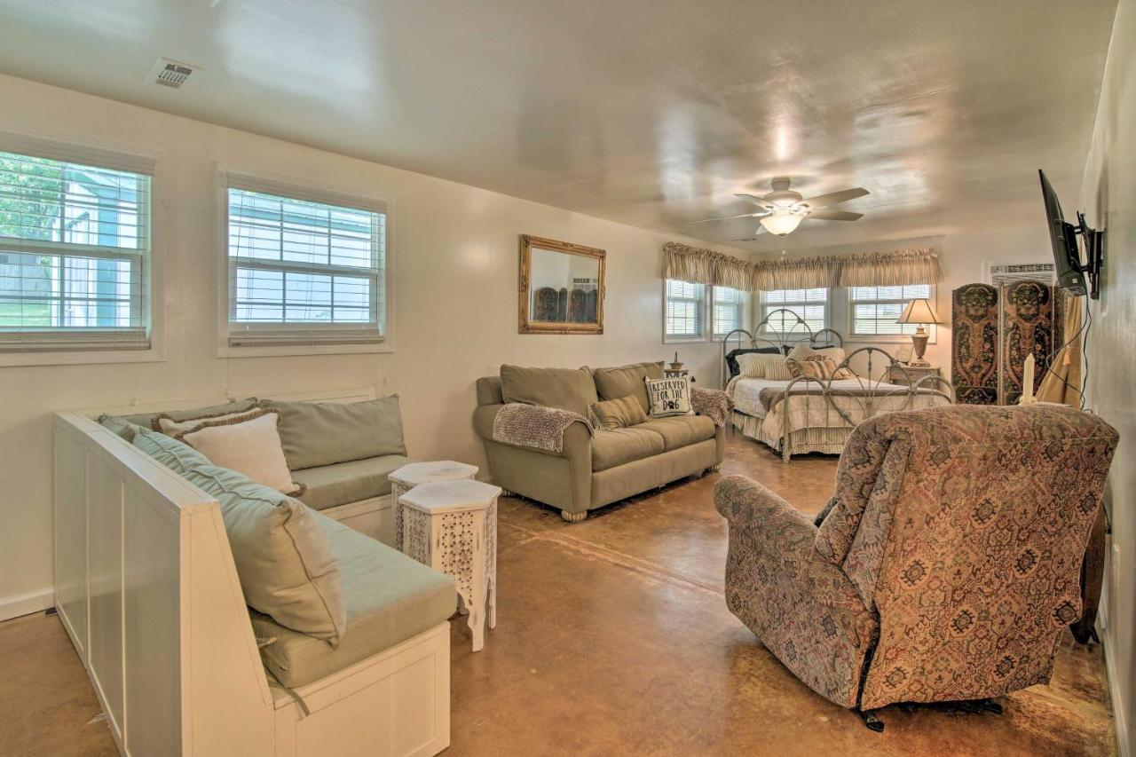 Bright Springfield Home Walk To Nature Center! Exterior photo