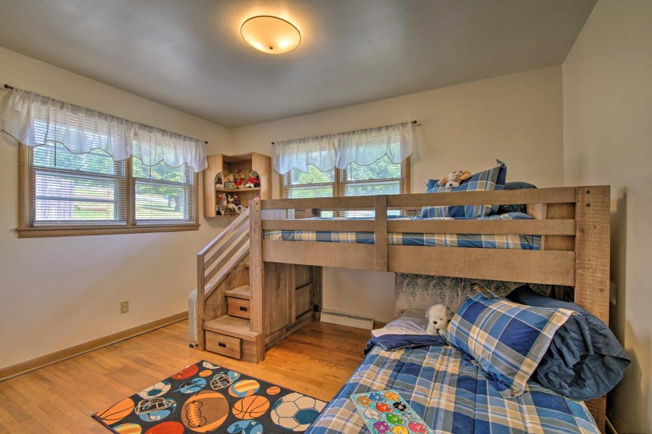 Bright Springfield Home Walk To Nature Center! Exterior photo