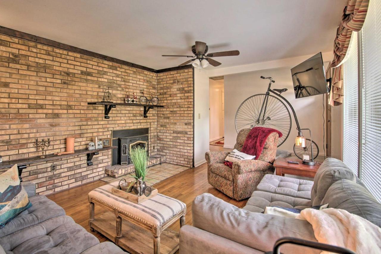 Bright Springfield Home Walk To Nature Center! Exterior photo