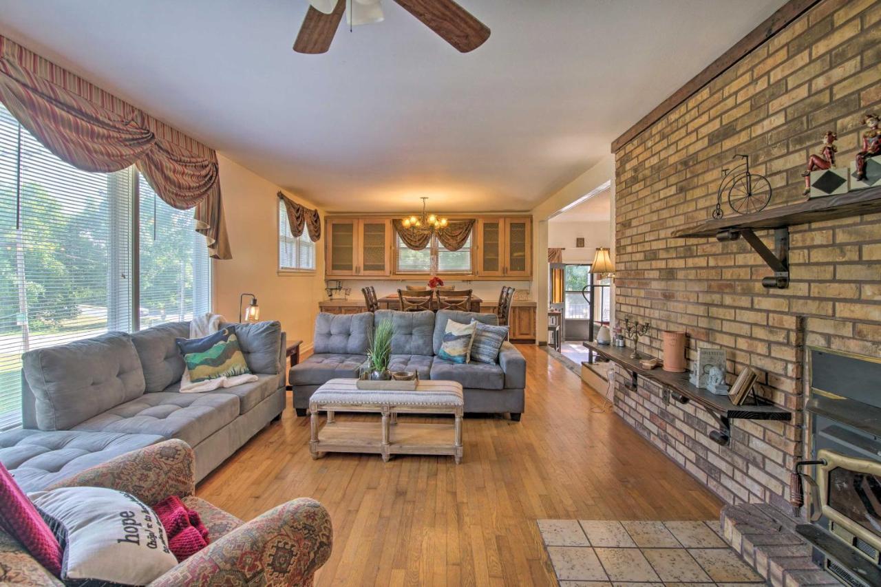 Bright Springfield Home Walk To Nature Center! Exterior photo