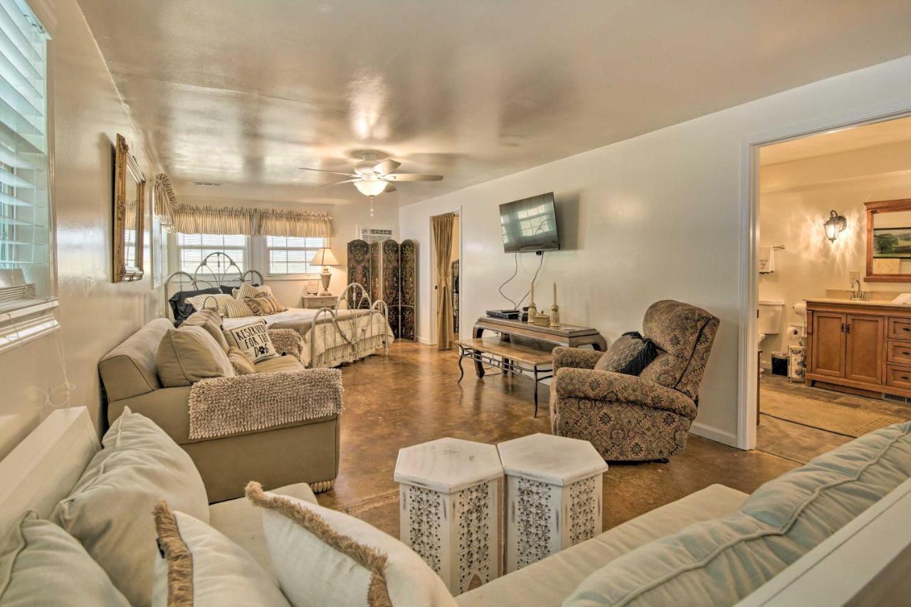 Bright Springfield Home Walk To Nature Center! Exterior photo