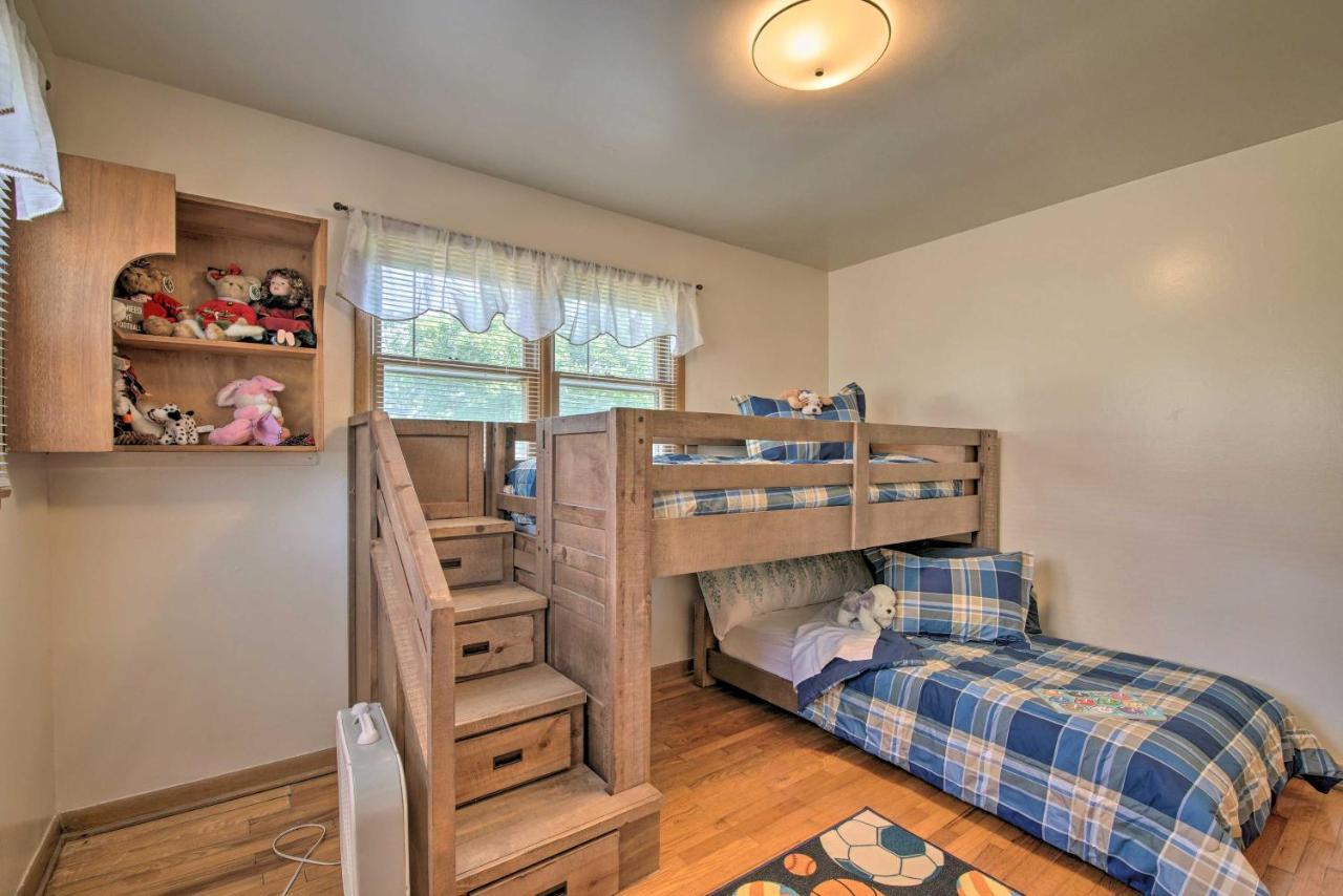 Bright Springfield Home Walk To Nature Center! Exterior photo