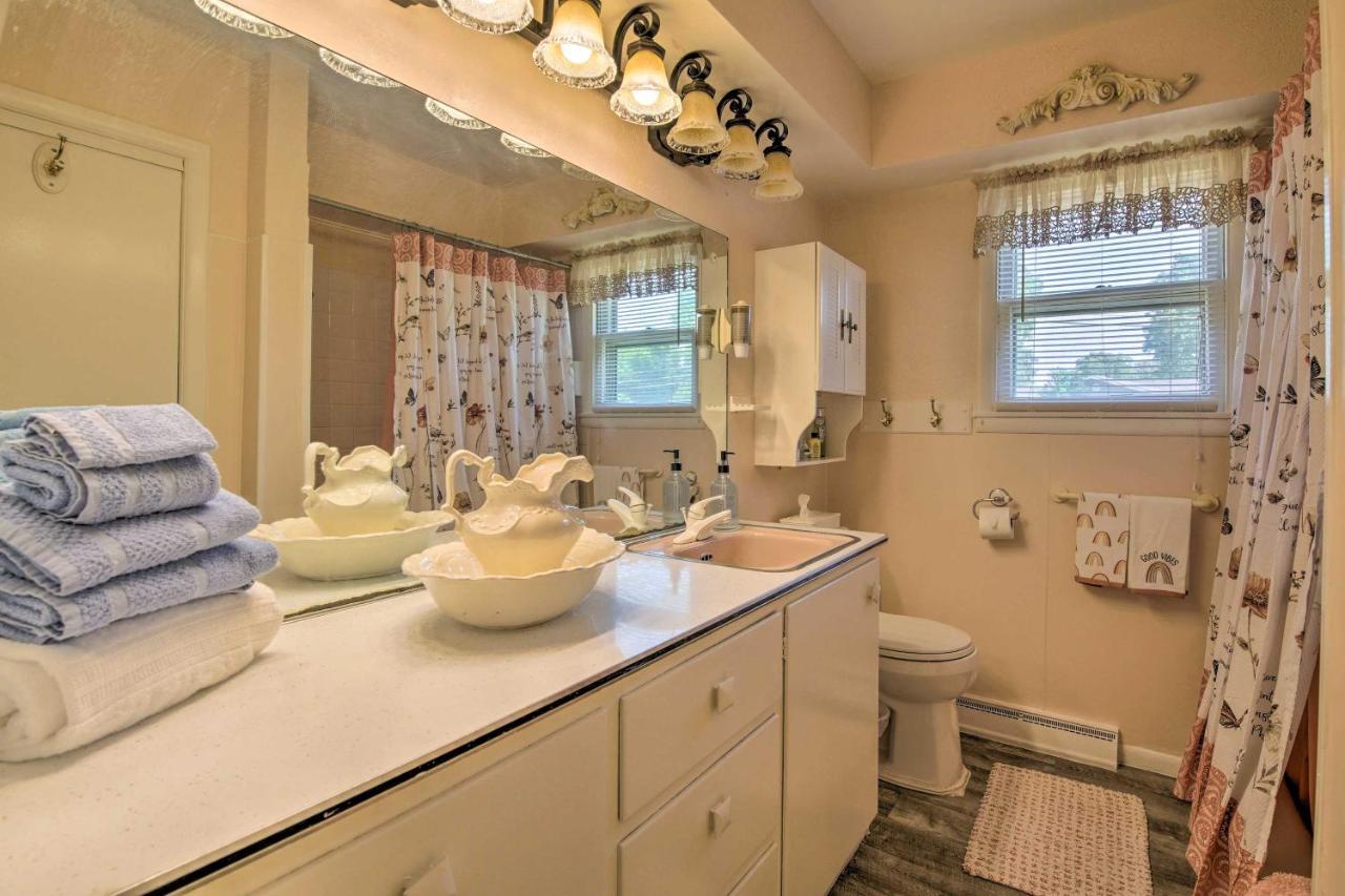 Bright Springfield Home Walk To Nature Center! Exterior photo