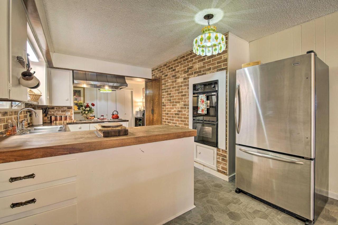 Bright Springfield Home Walk To Nature Center! Exterior photo