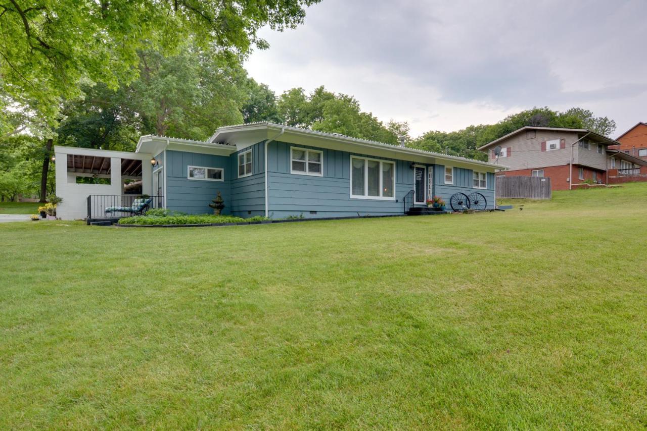 Bright Springfield Home Walk To Nature Center! Exterior photo