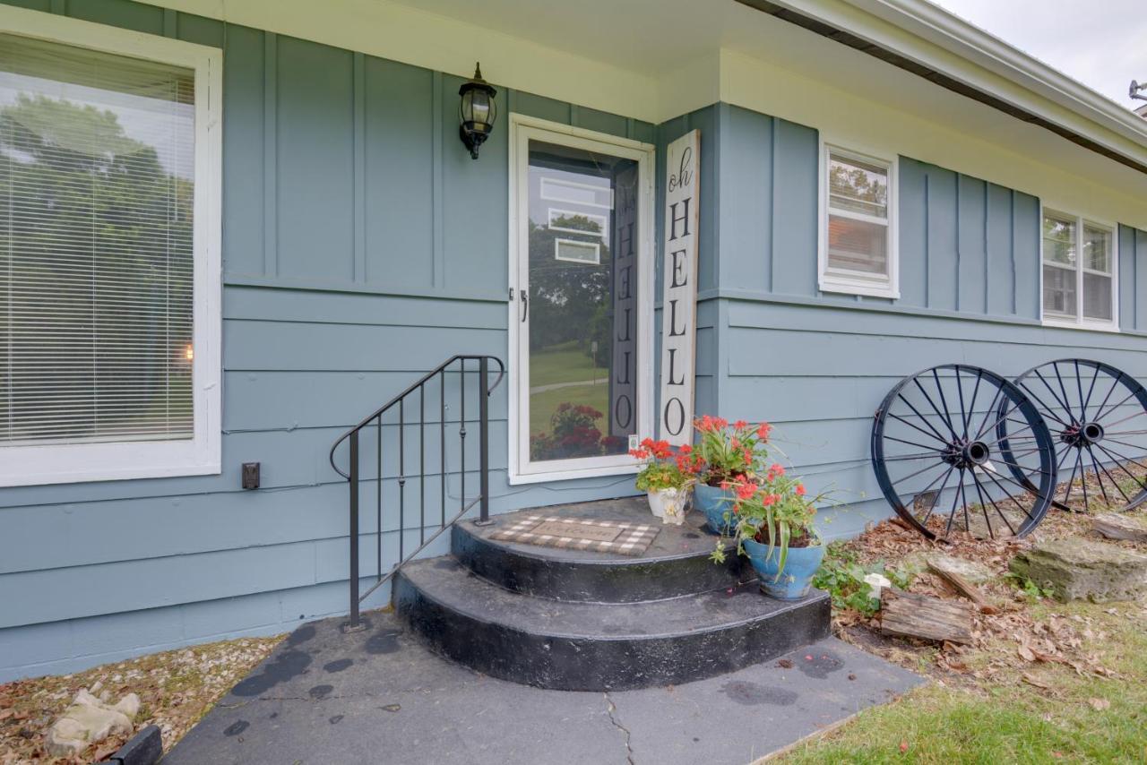 Bright Springfield Home Walk To Nature Center! Exterior photo